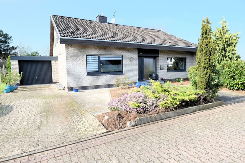 Freistehendes Einfamilienhaus mit Keller, großzügigem Garten und Sauna